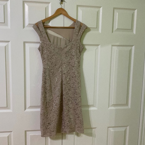 Suzy shier dress, lvory, lace,size m,very good condition,beautiful dress - Picture 2 of 5